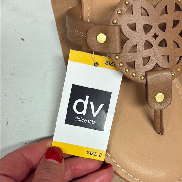 DV by Dolce Vita Women's thong Tan Sandals - Picture 2 of 10